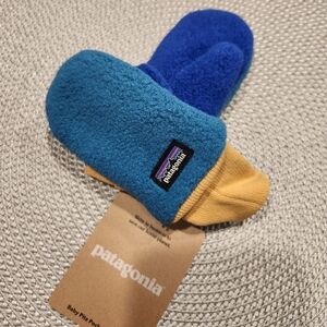 NWT Patagonia baby mittens